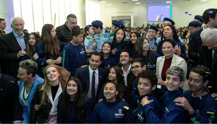 Foto: Roberto Dziura Jr/AEN Telas interativas e chromebooks: governador entrega R$ 33,3 milhões em tecnologia a escolas